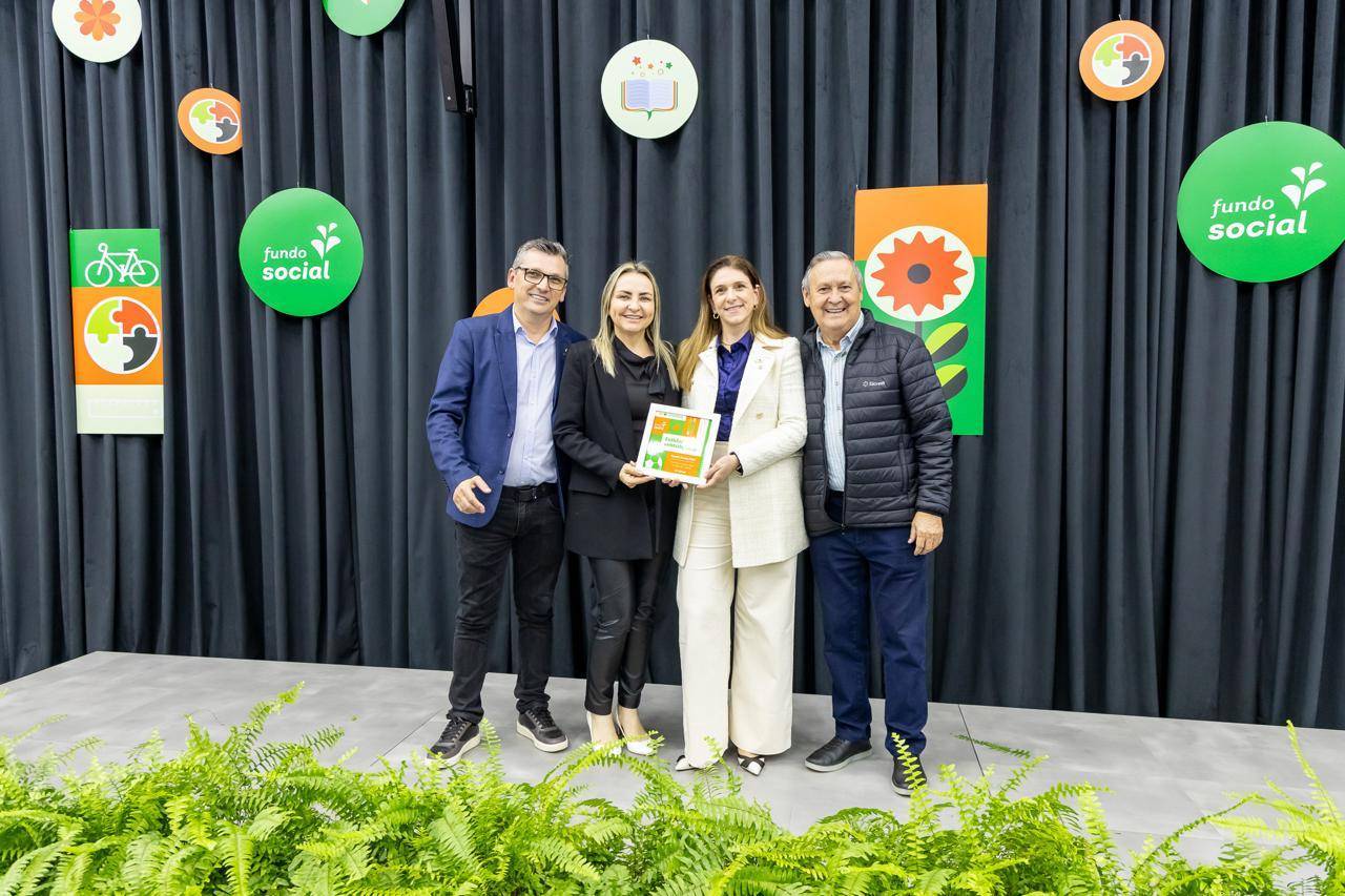Arão João das Silva Neto - diretor executivo da Sicredi, Elaine Fachinello - diretora de Projetos Humanitários do Rotary, Elenara Veiga - presidente do Rotary, José Domingos de Andrade - presidente Sicredi Vale Litoral SC