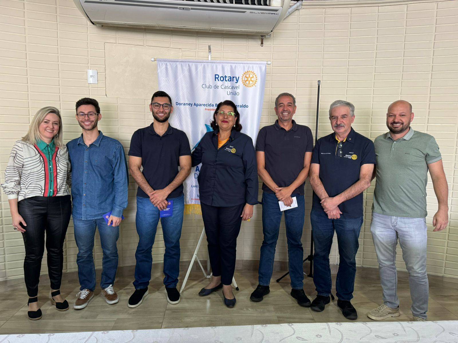 Os três futuros associados com padrinhos, presidente e Comissão Distrital do DQA. 