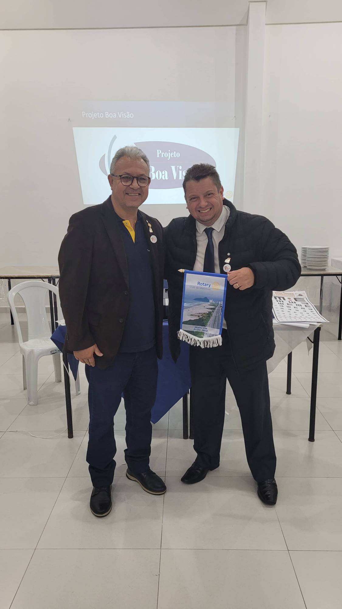 Presidente anfitritão Luciano Nunes Gonçalves entregou a flâmula do clube para o  Governador 2024-25 Alfredo Arten Junior
