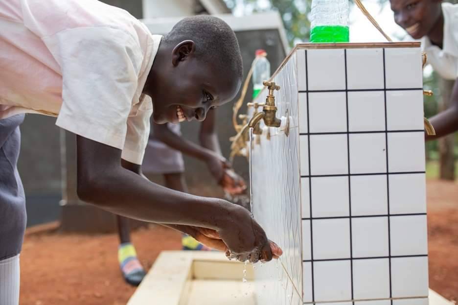 Associados da Unganda e Canadá Se Unem Com Subsídio da Fundação Rotária Para Ajudar Alunas na Unganda