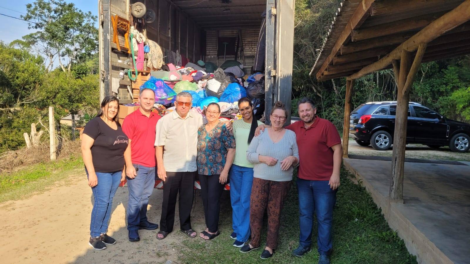 Entrega das roupas para instituição de Ilhota