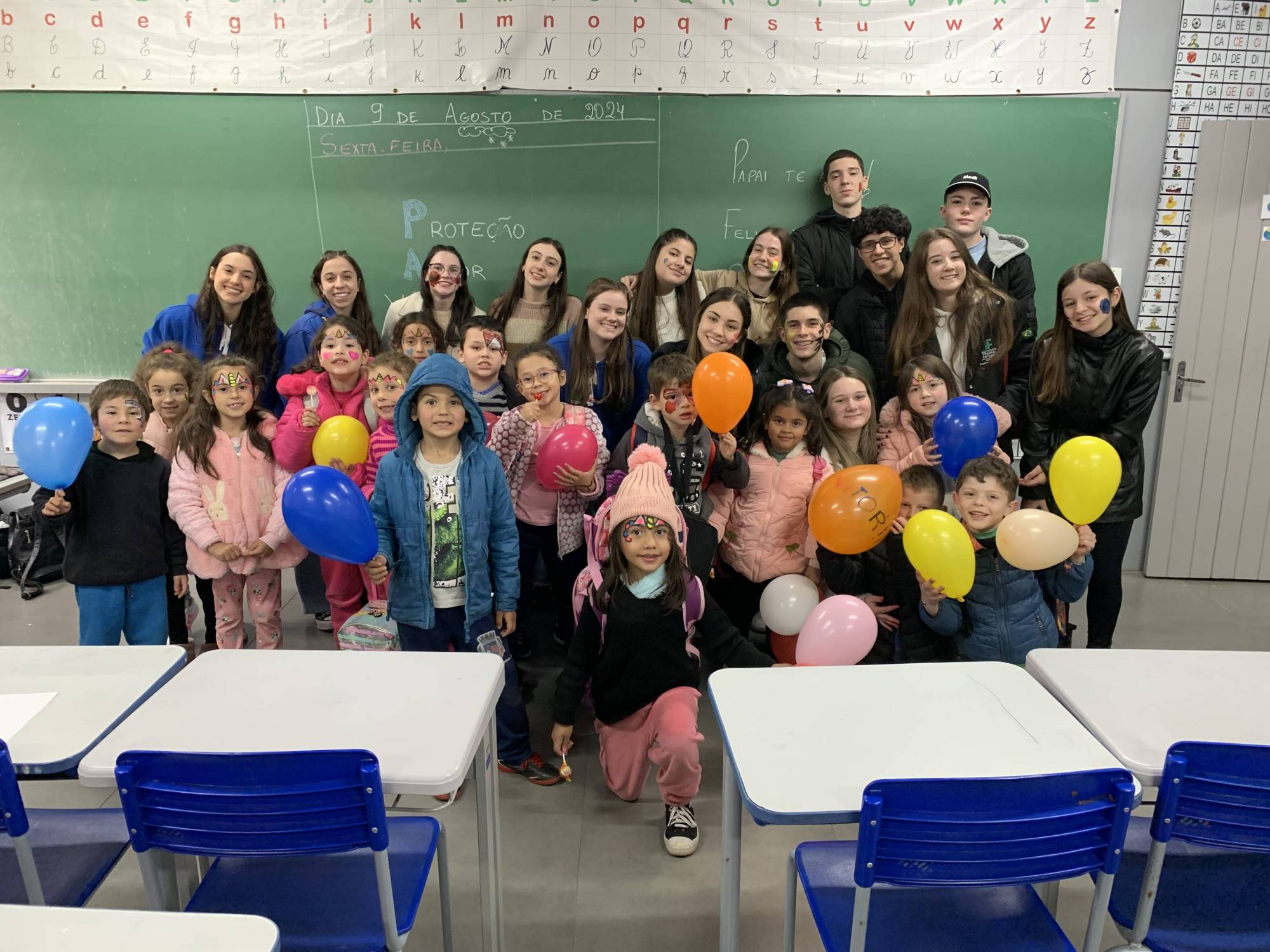 No dia 09 de agosto, o Interact Club de Frederico Westphalen deu início a um novo e especial projeto chamado "Projeto Alegria: Aniversário Memorável ". O objetivo do projeto é realizar pequenas comemorações de aniversário com 2 turmas do 1° ano de uma escola da nossa comunidade. No primeiro mês de início do projeto, comemoramos os aniversários de janeiro e fevereiro, e foi um momento incrível! As crianças receberam lembrancinhas dos nossos patrocinadores @daluzimoveisfw, desfrutaram de salgados deliciosos fornecidos pela @lourdespannosalgados, e saborearam um bolo maravilhoso do @supermercado. longo . Agradecemos imensamente a parceria, pois sem vocês não conseguiriamos tornar esse projeto realidade. Durante o projeto, realizamos atividades como pintura de rosto, pintura de desenhos, além do tradicional momento do lanche e de cantar parabéns para os aniversariantes do dia. Foi um momento muito especial, onde as crianças se divertiram muito e os interactianos finalizaram o dia com o sentimento de coração quentinho.