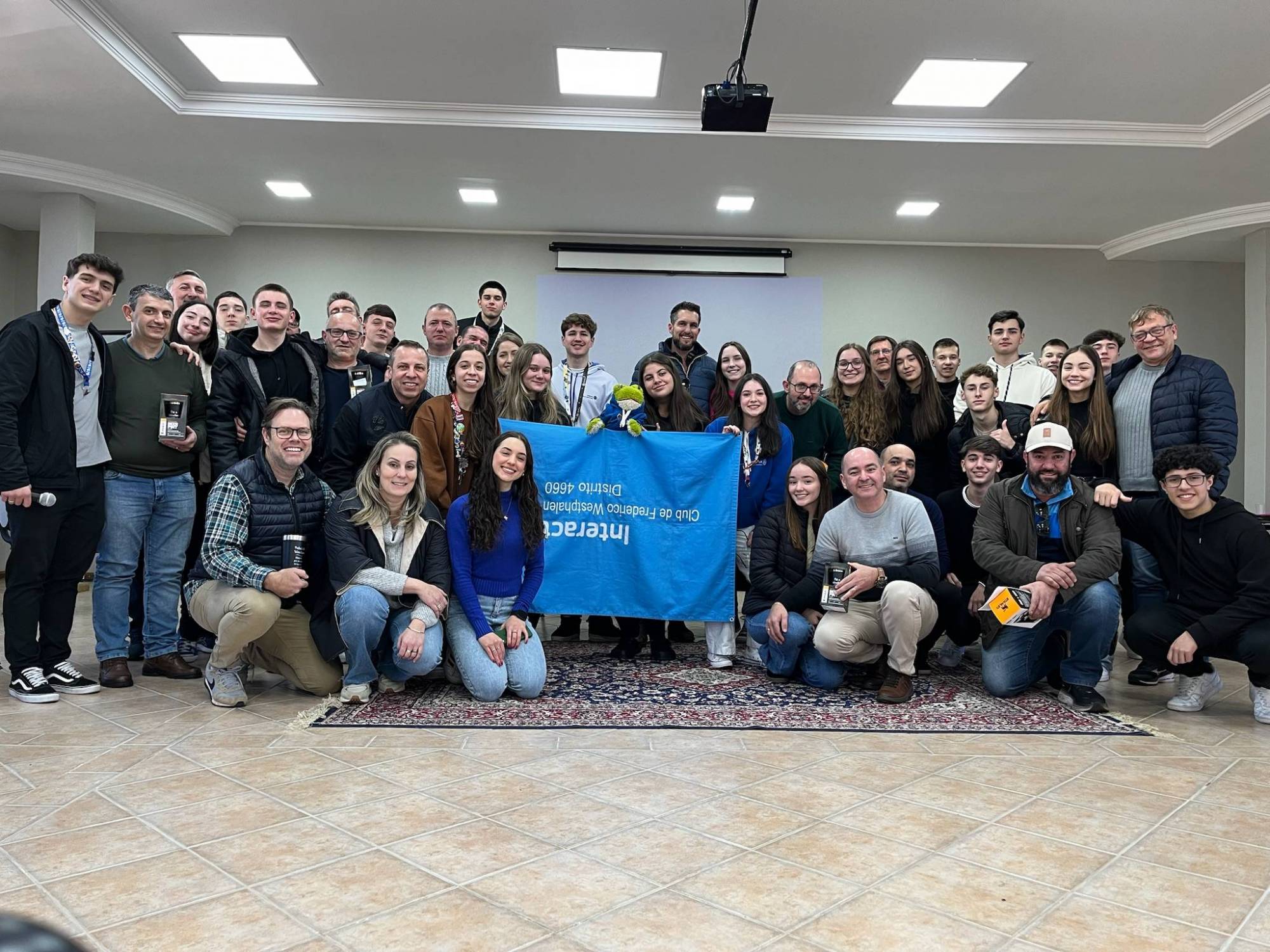 No dia 10 de agosto, para celebrar o Dia dos Pais, um dia tão especial, o Interact Club de Frederico Westphalen realizou o projeto "Heróis dos Interactianos". Durante o projeto, tivemos uma reunião que abordou algumas pautas necessárias, além de uma apresentação para mostrar como funcionam as dinâmicas de nossas reuniões.  Com o objetivo de apresentar um pouco mais sobre o Interact aos pais, preparamos slides com informações gerais sobre o clube, incluindo o que é o Interact, os cargos, e detalhes sobre o distrito. Também apresentamos alguns dos projetos do nosso clube, destacando os benefícios e privilégios de ser um interactiano.  Para integrar ainda mais os pais, realizamos uma dinâmica após a apresentação dos slides. Fizemos perguntas pessoais sobre as preferências dos filhos e também sobre o Interact, baseadas nas informações compartilhadas durante a apresentação. Esse momento foi muito engraçado e divertido, proporcionando boas risadas e uma maior conexão entre todos.  Ao final, entregamos uma lembrancinha aos pais. Foi um momento especial e muito significativo para todos proporcionando um encontro mais que especial.