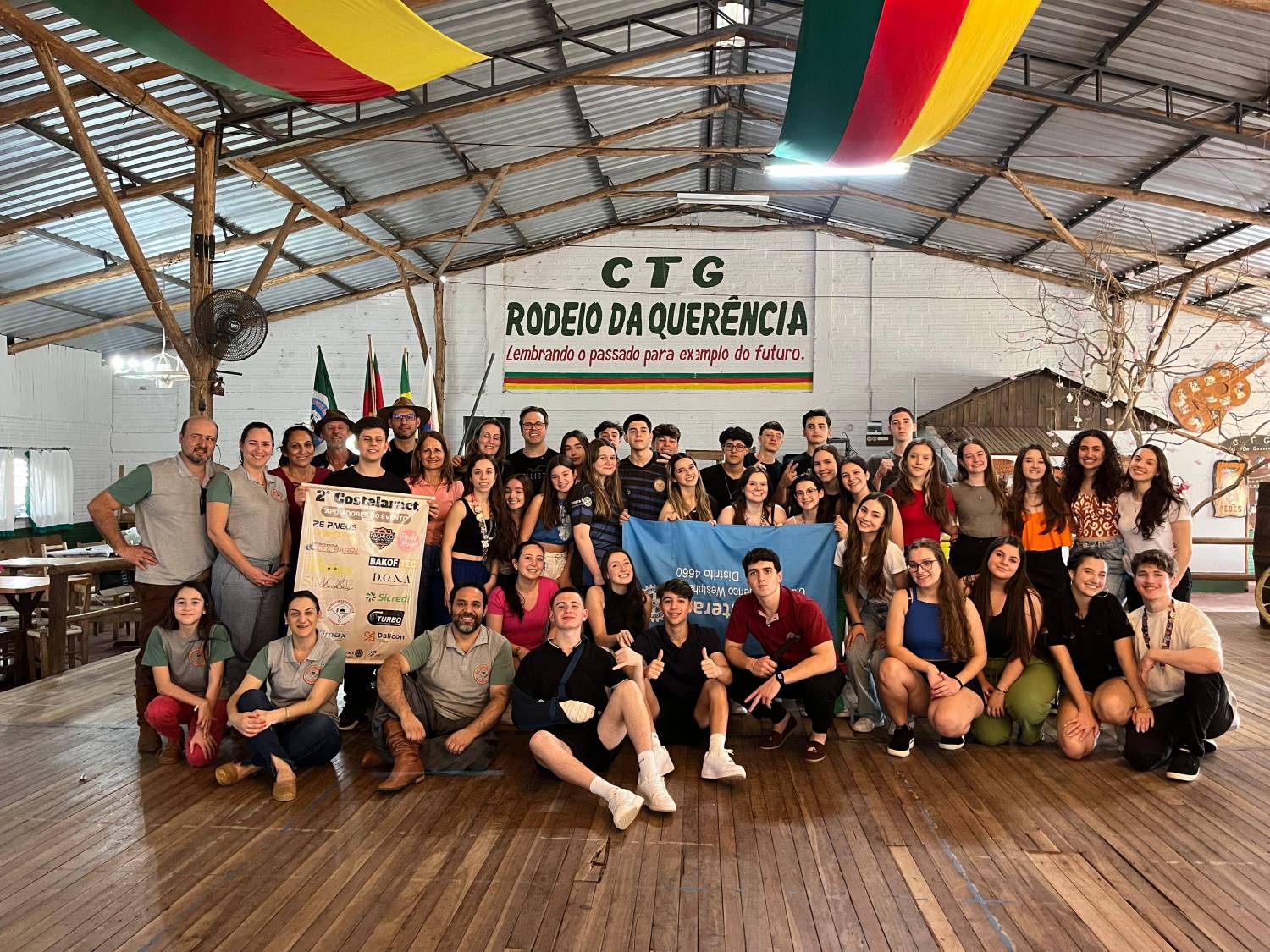No dia 18 de agosto de 2024, sob o Lema do ano Rotário “A Magia do Rotary” e durante a Gestão 2024-2025, o Interact Club de Frederico Westphalen realizou a 2ª edição do Costelaract. O evento reuniu aproximadamente 400 pessoas, incluindo a presença especial da RDI do Distrito 4660, Júlia Neumann, e da DQA Distrital, Tainá Savian, do Interact Club de Três Passos.  O objetivo principal do Costelaract foi arrecadar fundos para a reforma da ala pediátrica do Hospital Divina Providência, com o intuito de aprimorar a qualidade da saúde infantil em nossa cidade. O evento, realizado no CTG Rodeio da Querência, ofereceu um saboroso costelão de chão e acompanhamentos, música ao vivo e sorteios de brindes dos nossos queridos colaboradores, criando momentos de confraternização que fortaleceram o espírito comunitário.  A realização do evento foi possível graças à colaboração dos rotarianos e, especialmente, ao apoio essencial da Diretoria do CTG, do colaborador Rossatto, patrocinadores e parceiros, que foram fundamentais para o sucesso da iniciativa. Esta segunda edição do Costelaract reafirmou o compromisso e comprometimento do voluntariado jovem, demonstrando como a união da comunidade pode transformar vidas.