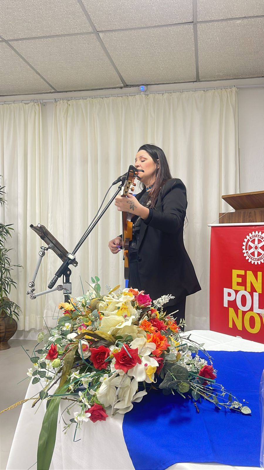 A artista Suh Wagner encantou a todos com sua belíssima voz