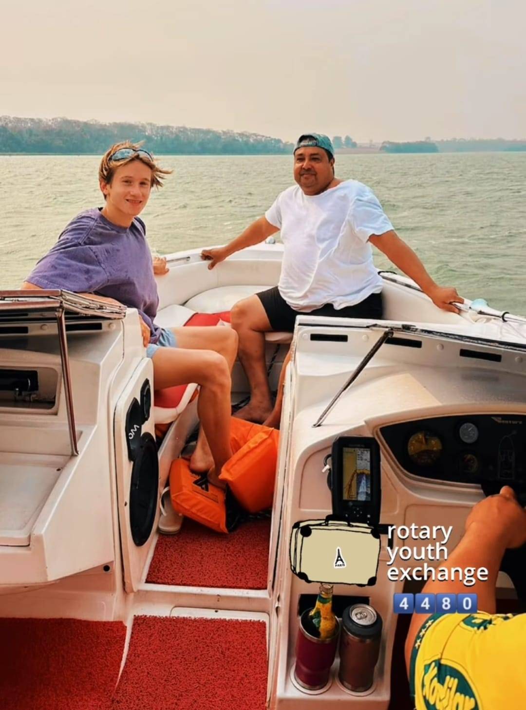 Intercambista Georg Faz Passeio de Lancha para Conhecer o Rio Tietê