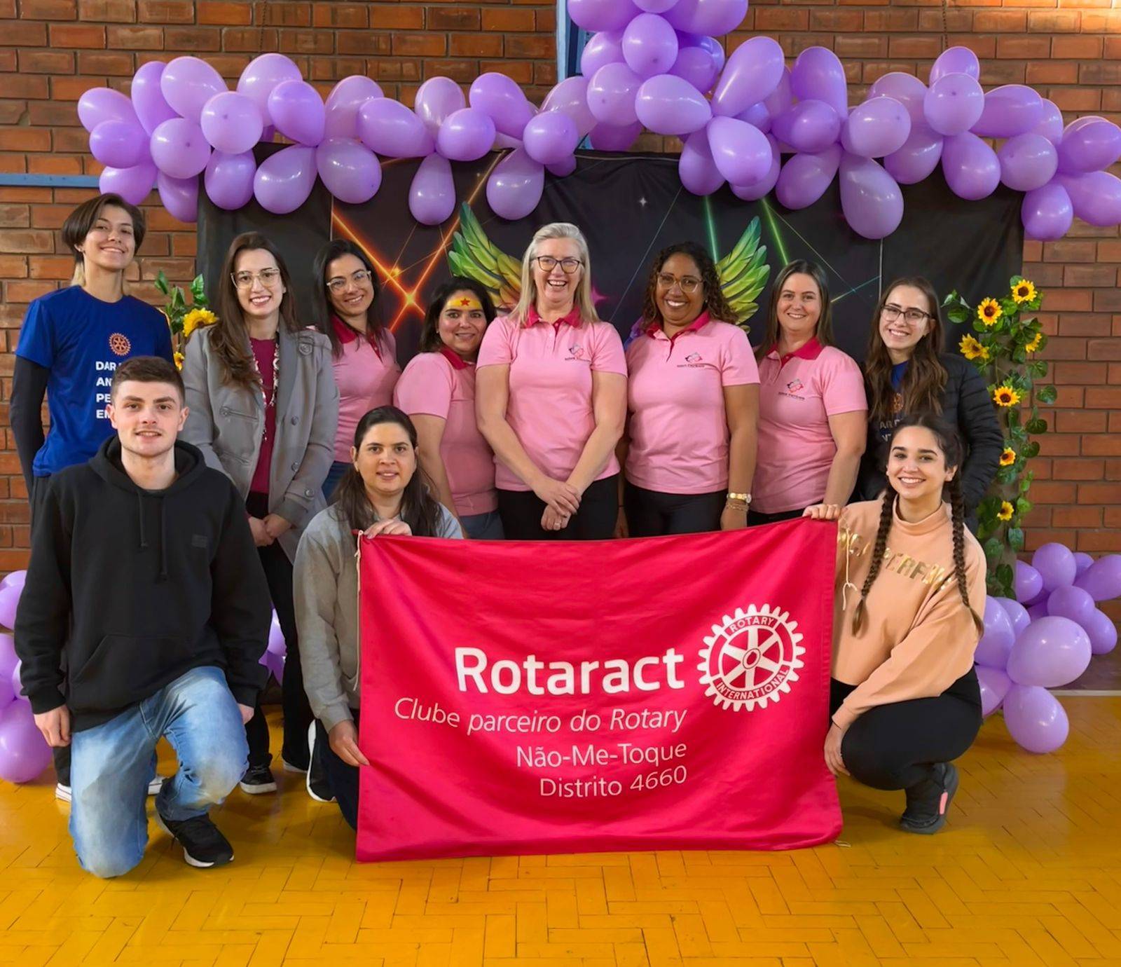 "No último sábado, tivemos a alegria de participar de um projeto lindo, realizado pelas mães para suas crianças, com o apoio carinhoso da comunidade. 💙  Foi um dia repleto de amor, diversão e união. Ver tantas famílias se unindo para criar momentos especiais para seus pequenos nos encheu de emoção e esperança.  Agradecemos a todos que fizeram parte desse dia inesquecível. Juntos, continuamos a construir um mundo mais acolhedor e cheio de amor para nossas crianças. 🌟  #AmorDeMãe #ComunidadeUnida #CuidandoComAmor #JuntosSomosMaisFortes #AMagiaDoRotary"