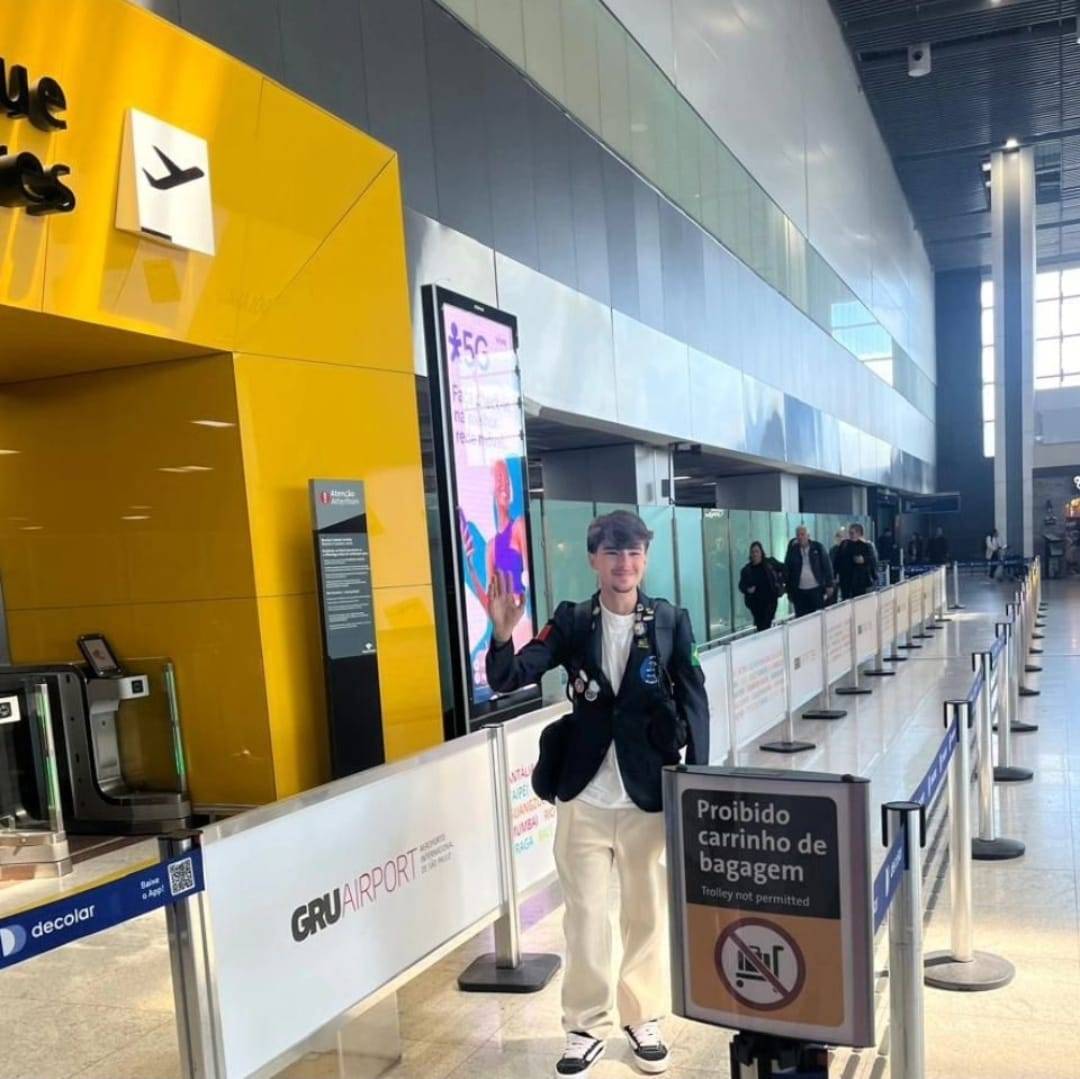 Intercambista Antônio Embarca Para França