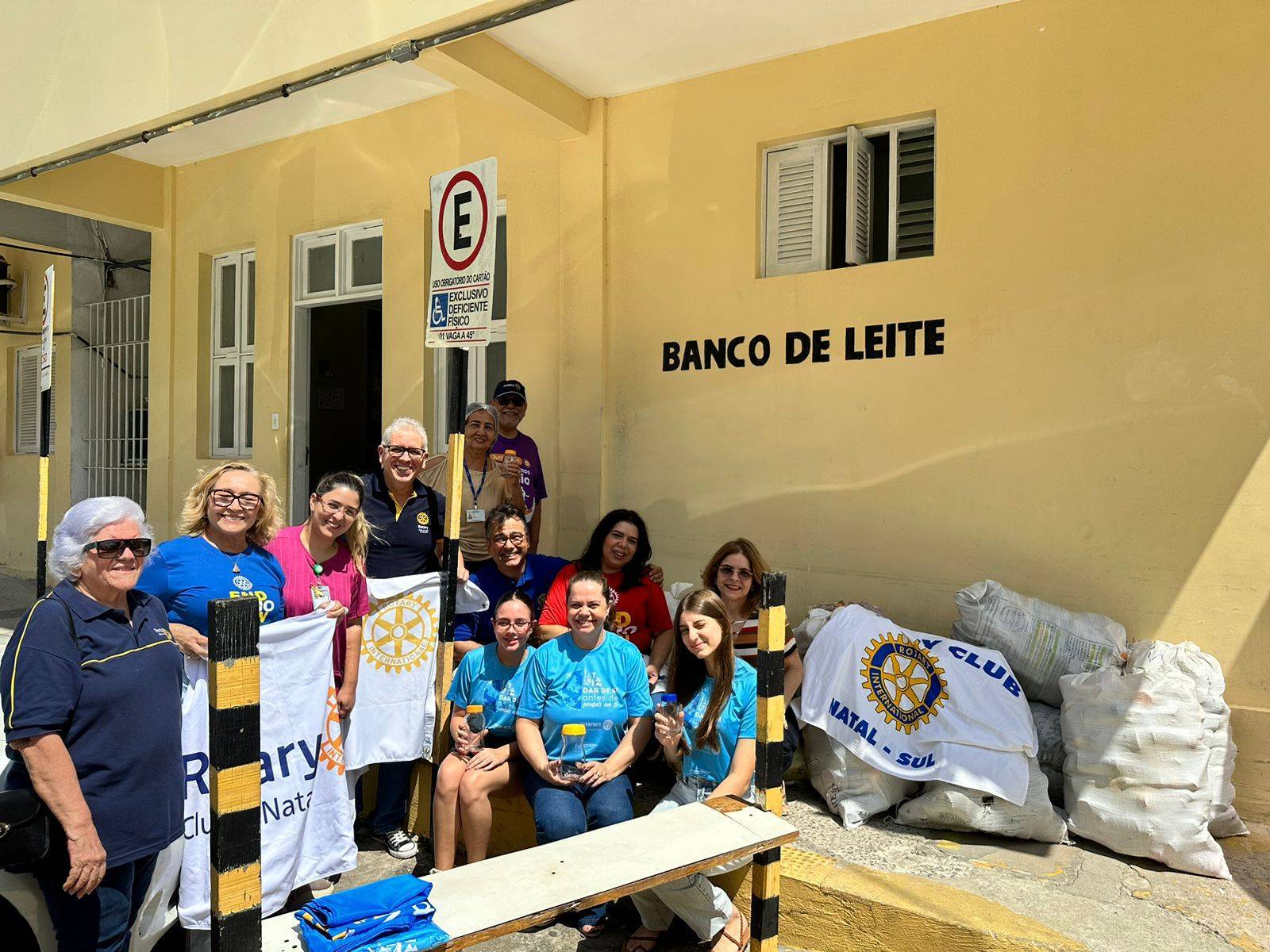 A ação promovida pelo Interact Natal Centenário contou com a participação do RC Natal Centenário, RC Natal Reis Magos, RC de Natal, RC Natal Petrópolis, RC Natal Potiguar e RC Natal-Sul. Os presidentes de todos os clubes se fizeram presentes na entrega dos potes ao Banco de Leite da Maternidade.