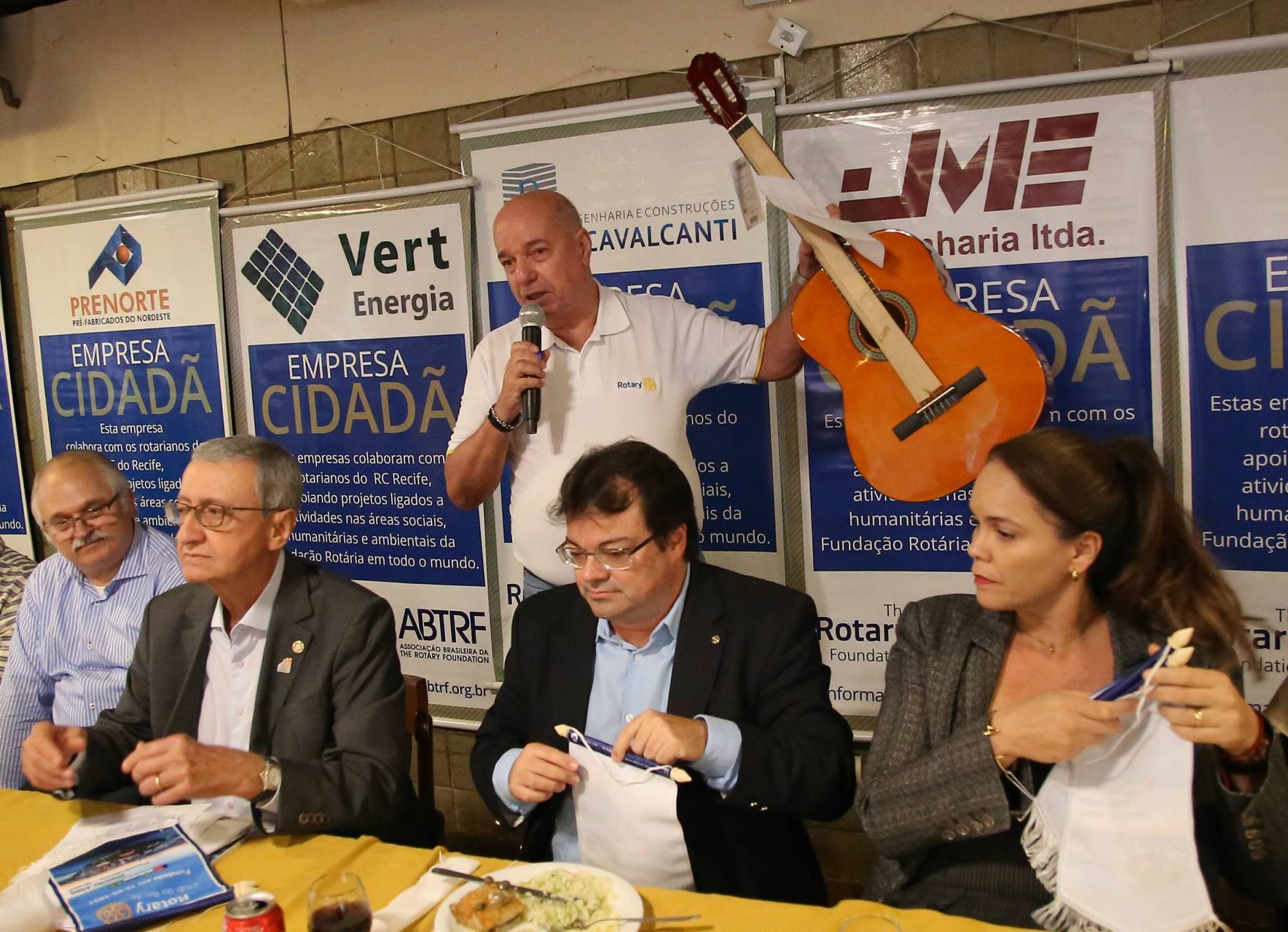 Rotary Club do Recife em Ação - Doação de Violões Para Escola de Música Sol Maior