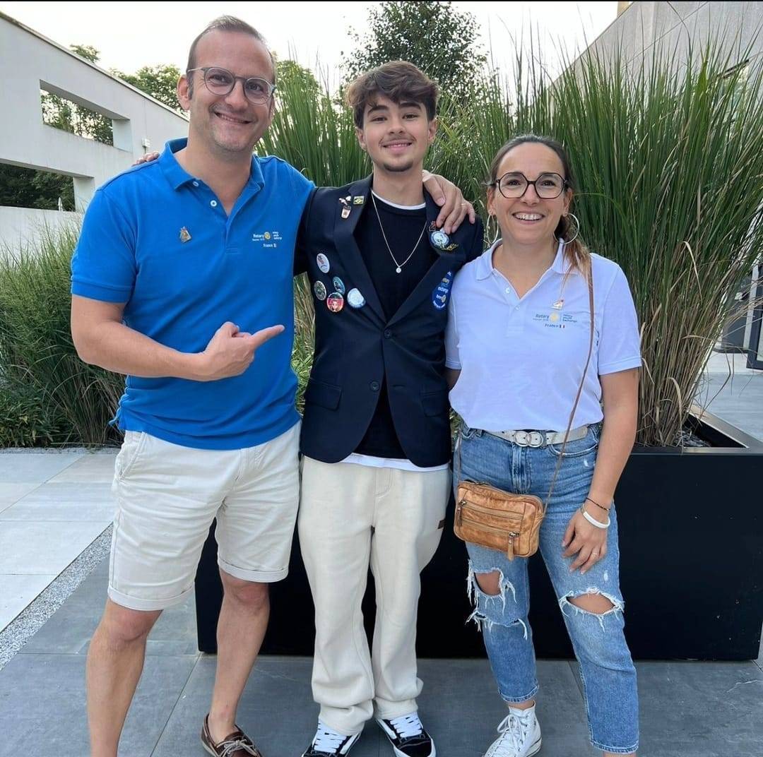 Intercambista out bond Antônio Registra fotos com sua família hospedeira na França