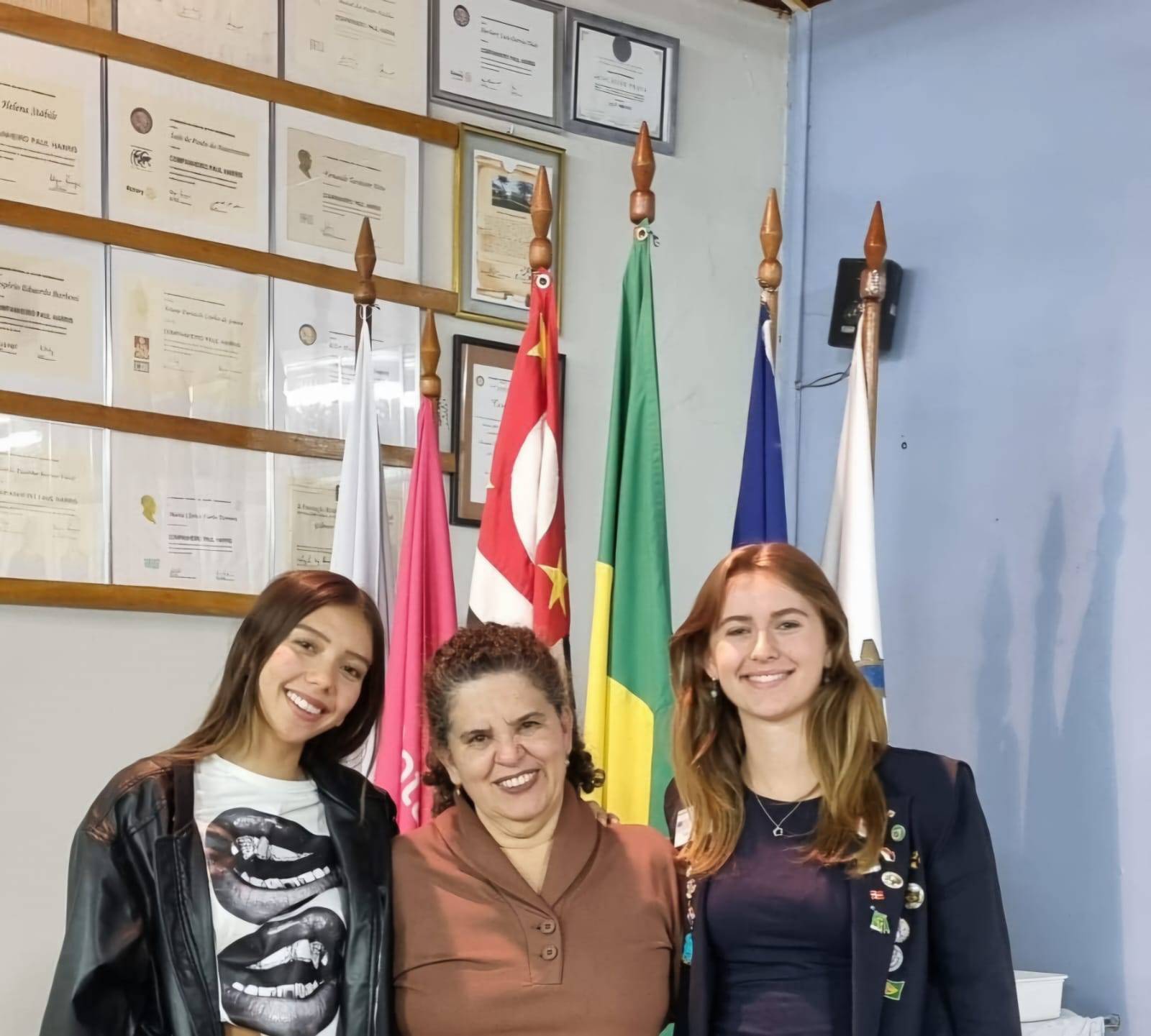 Rotary Club de Ilha Solteira Recebe Intercambistas do Méxido e do Canadá em Reunião