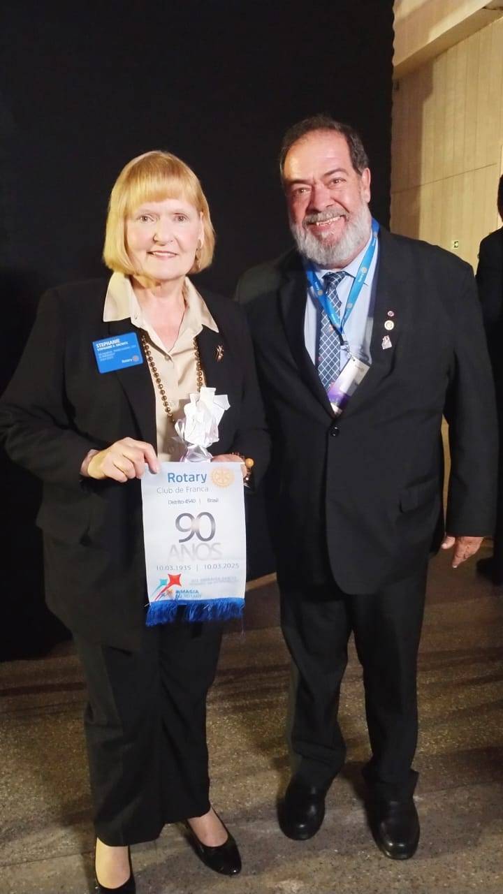 Presidente Rui Engracia, Rotary Club de Franca, entrega flâmula de 90 anos do clube a presidente do RI, Stephanie Urchick