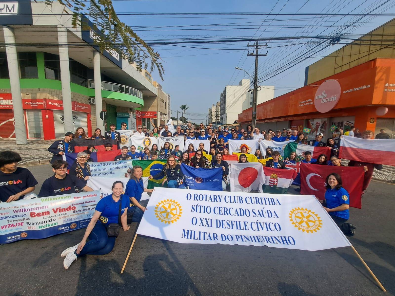 Associados e intercambistas, do Distrito 4730, possam no desfile alusivo a Independência do Brasil.