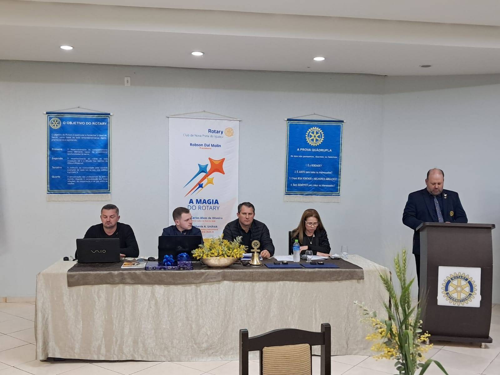 Clubes irressistíveis leem a Instrução Rotária Distrital e registram