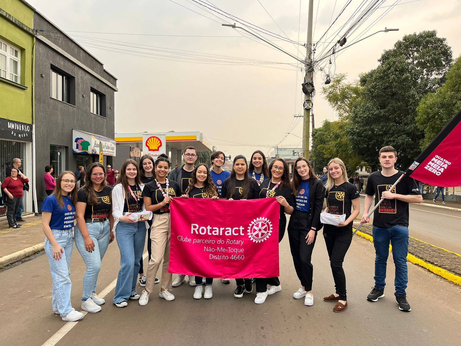 Hoje, o Rotaract Club de Não-Me-Toque teve a honra de participar do tradicional desfile de 7 de setembro, celebrando a nossa pátria e o espírito de união! 🌟  Acreditamos que o voluntariado é uma forma poderosa de transformar a comunidade. Ao longo de nossas ações, buscamos promover o desenvolvimento, a solidariedade e o apoio mútuo, contribuindo para um futuro melhor.  "Servir é o nosso dever, e fazer a diferença é o nosso compromisso!" 💙💛💚  Juntos fazendo a magia do Rotary acontecer!  #Rotaract #Desfile7deSetembro #Voluntariado #ServiçoComPropósito #NãoMeToque #JuntosSomosMaisFortes