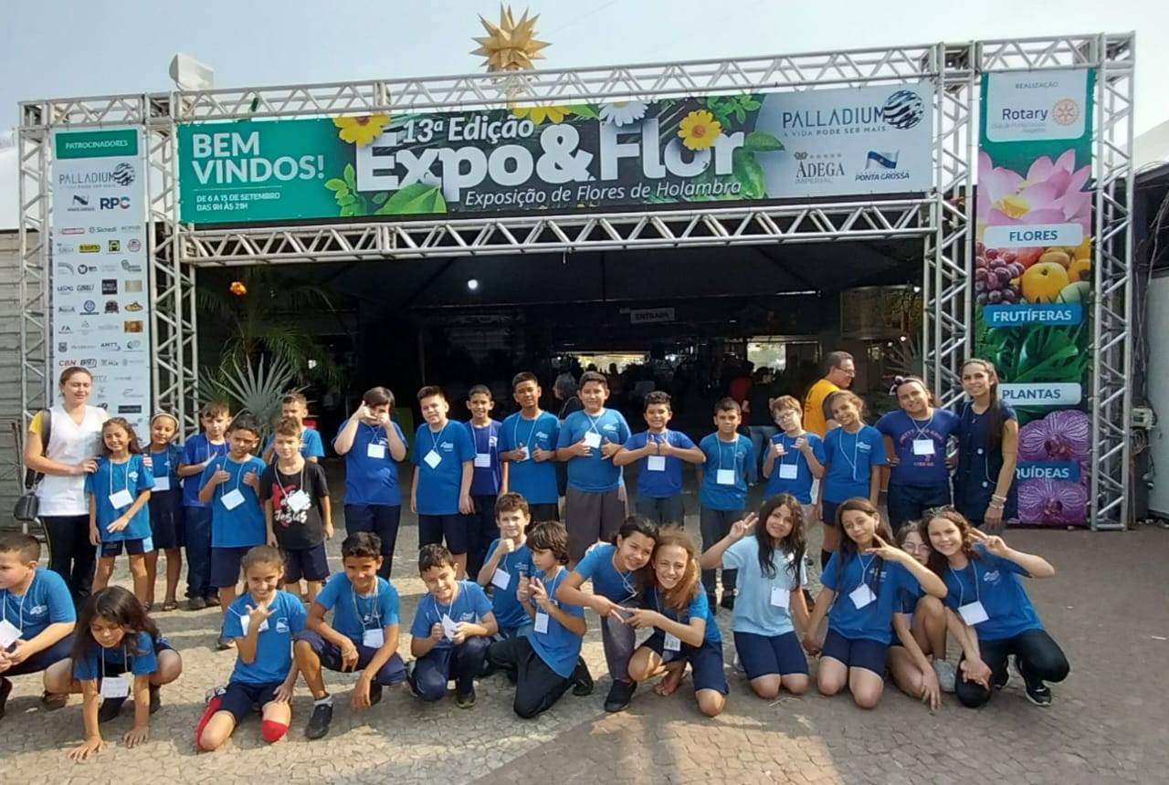 Comunidade escolar participa da feira.