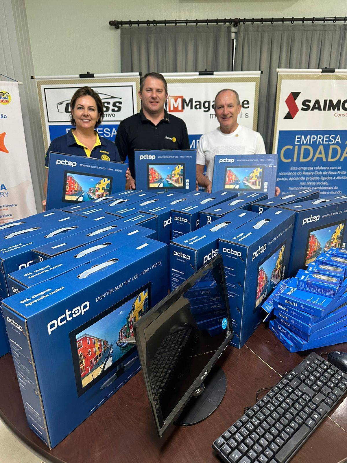 Entrega de monitores, mouses e teclados em parceria com a Magazine Moveis.