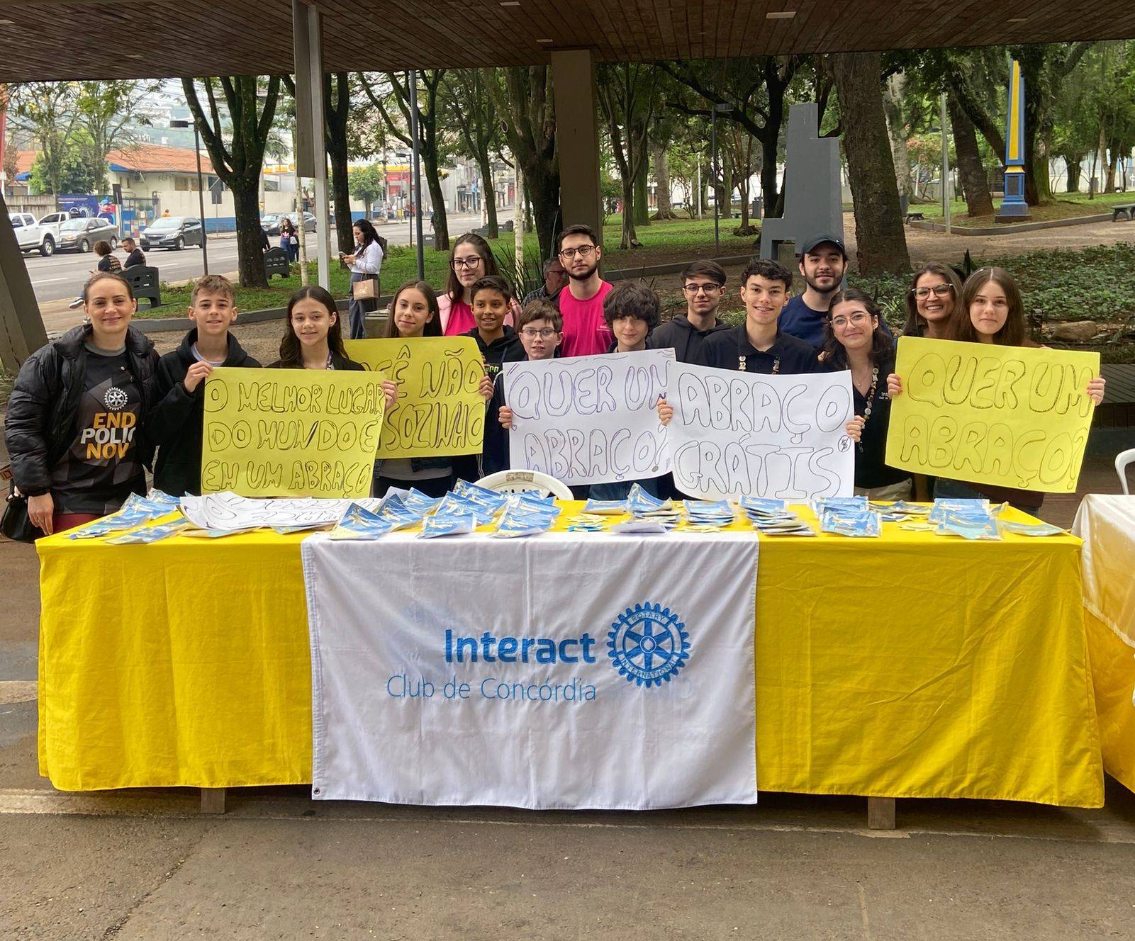 Grupo de voluntários presentes na entrega do kits na manhã de sábado