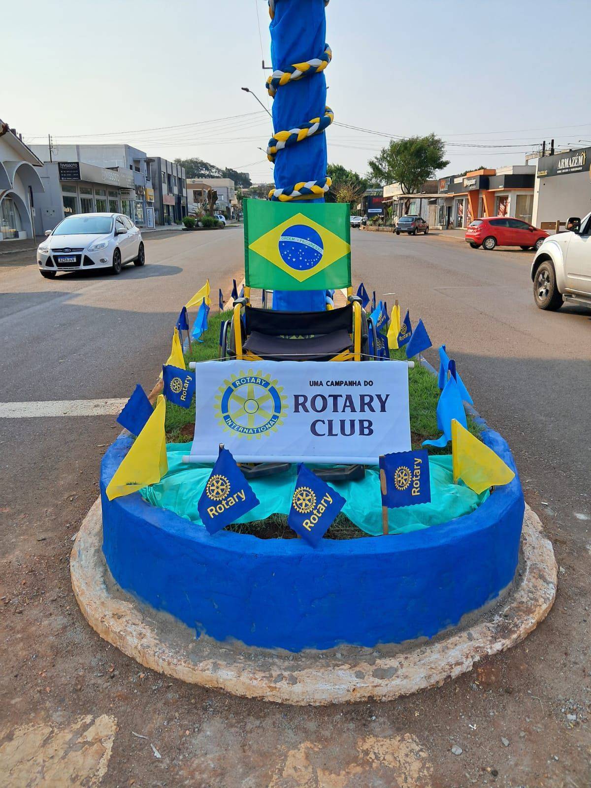 Rotary participou de decoração de canteiros central da cidade alusivos ao dia 7 de Setembro.
