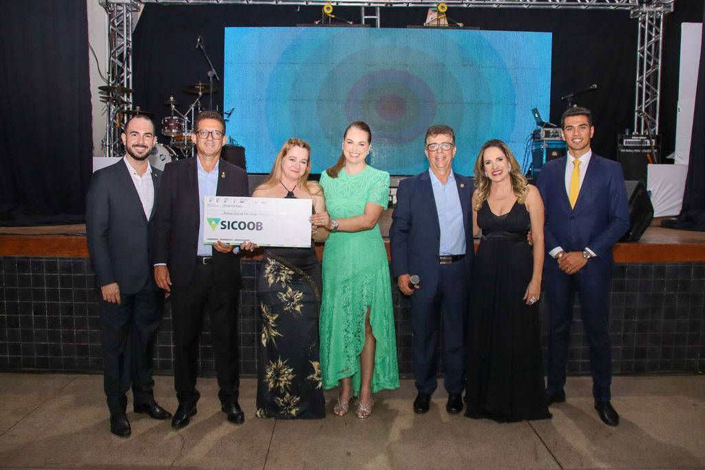 RC de Rio Verde entrega cheque de doação ao HCRV