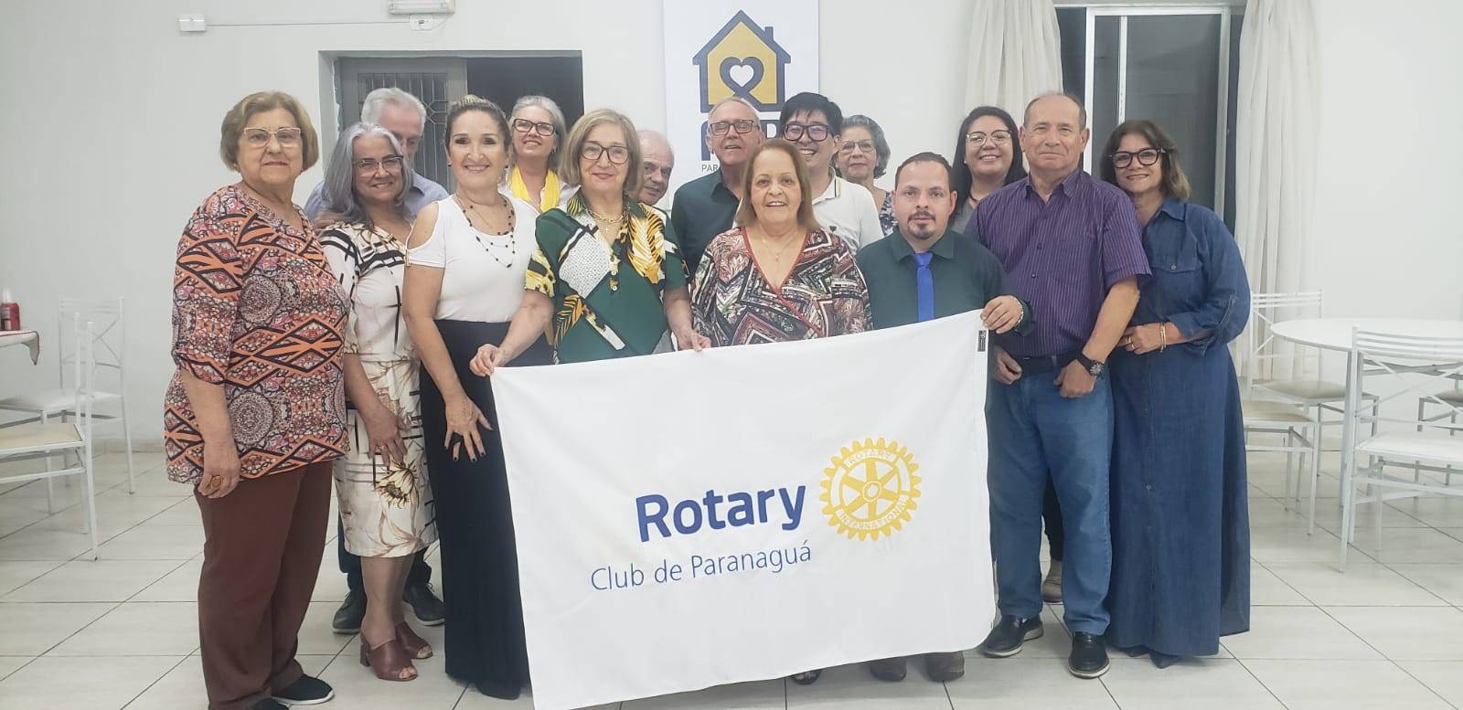 Companheiras e companheiros em foto oficial da reunião de trabalho rotário