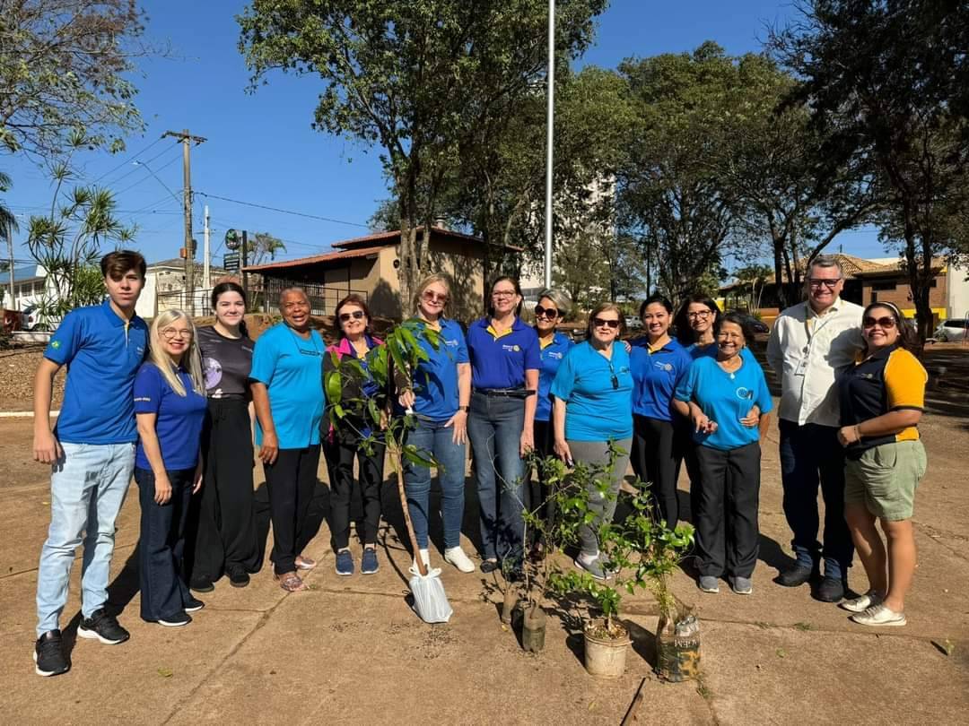 Rotary Club de Lins - Sul Comemora o Dia da Árvore Plantando 9 Mudas de Árvores Frutíferas
