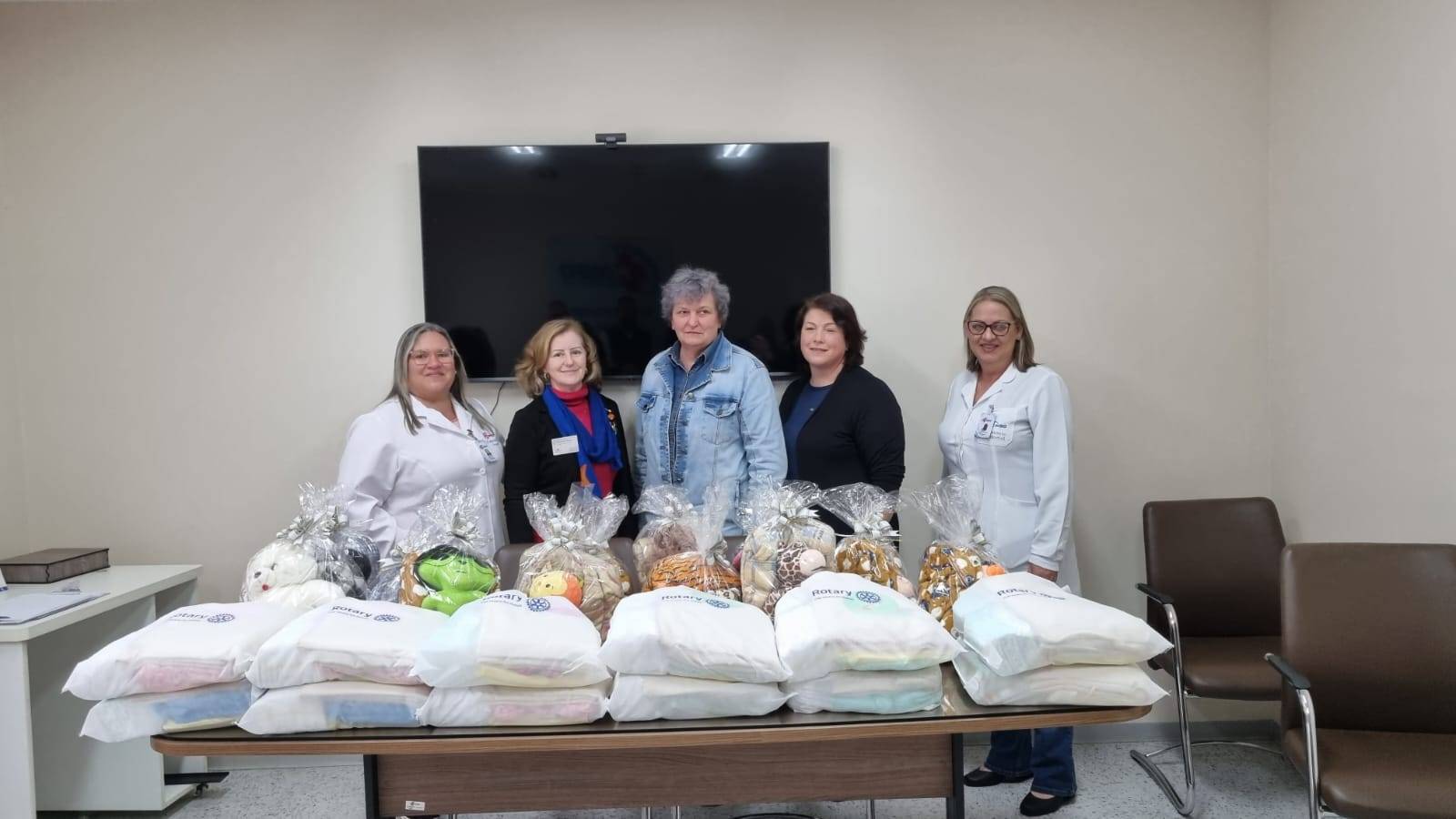 No dia da visita oficial da governadora, foi entregue 12 kits do projeto cegonha ao HNSO