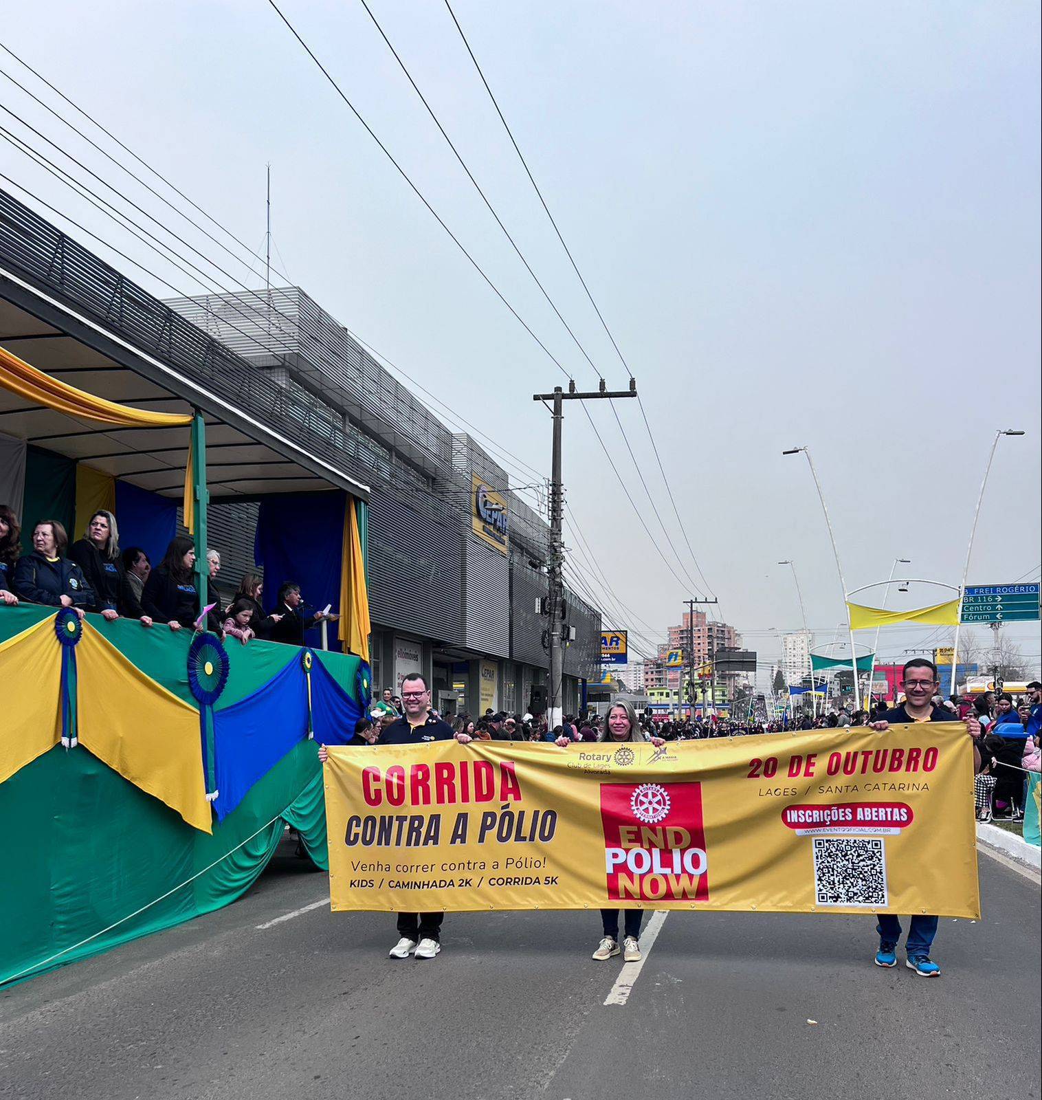 Rotary desfilando no 7 de setembro em Lages