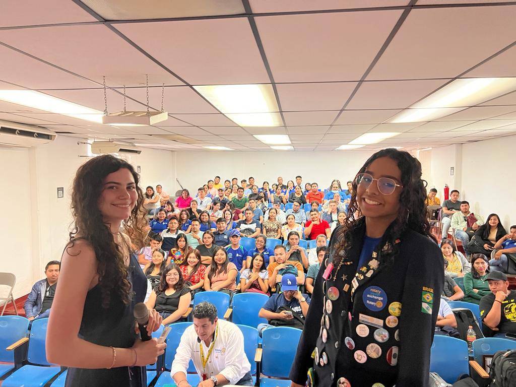 Intercambista Larissa Freitas com os ouvintes de sua palestra sobre Saúde Mental.