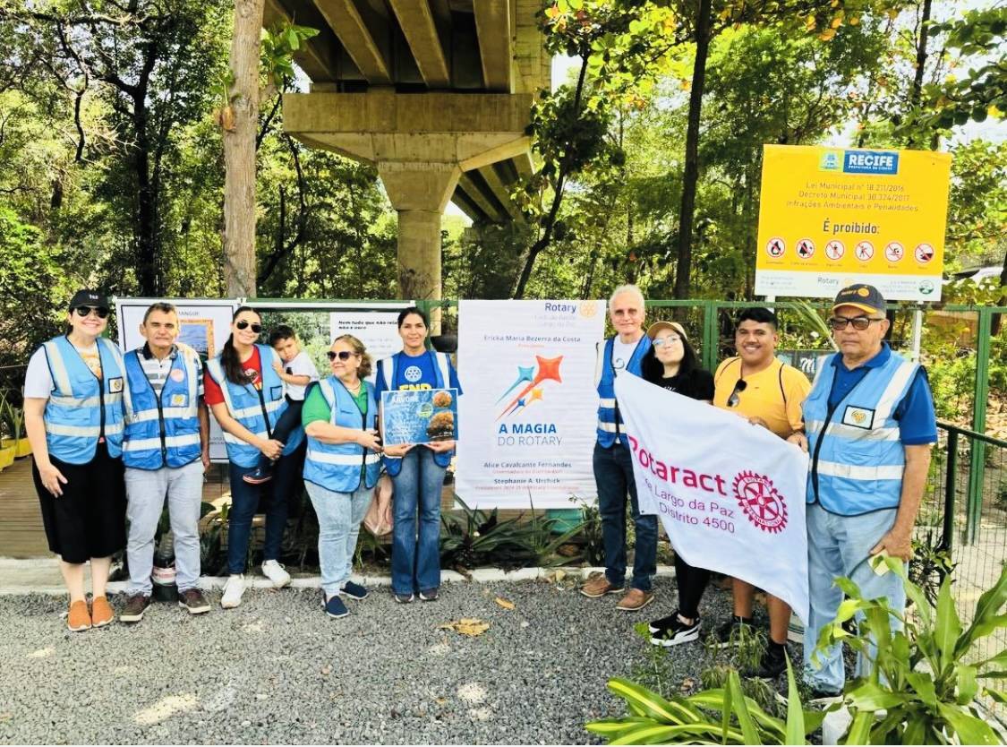 A Turma do Colete Azul do Largo da Paz.