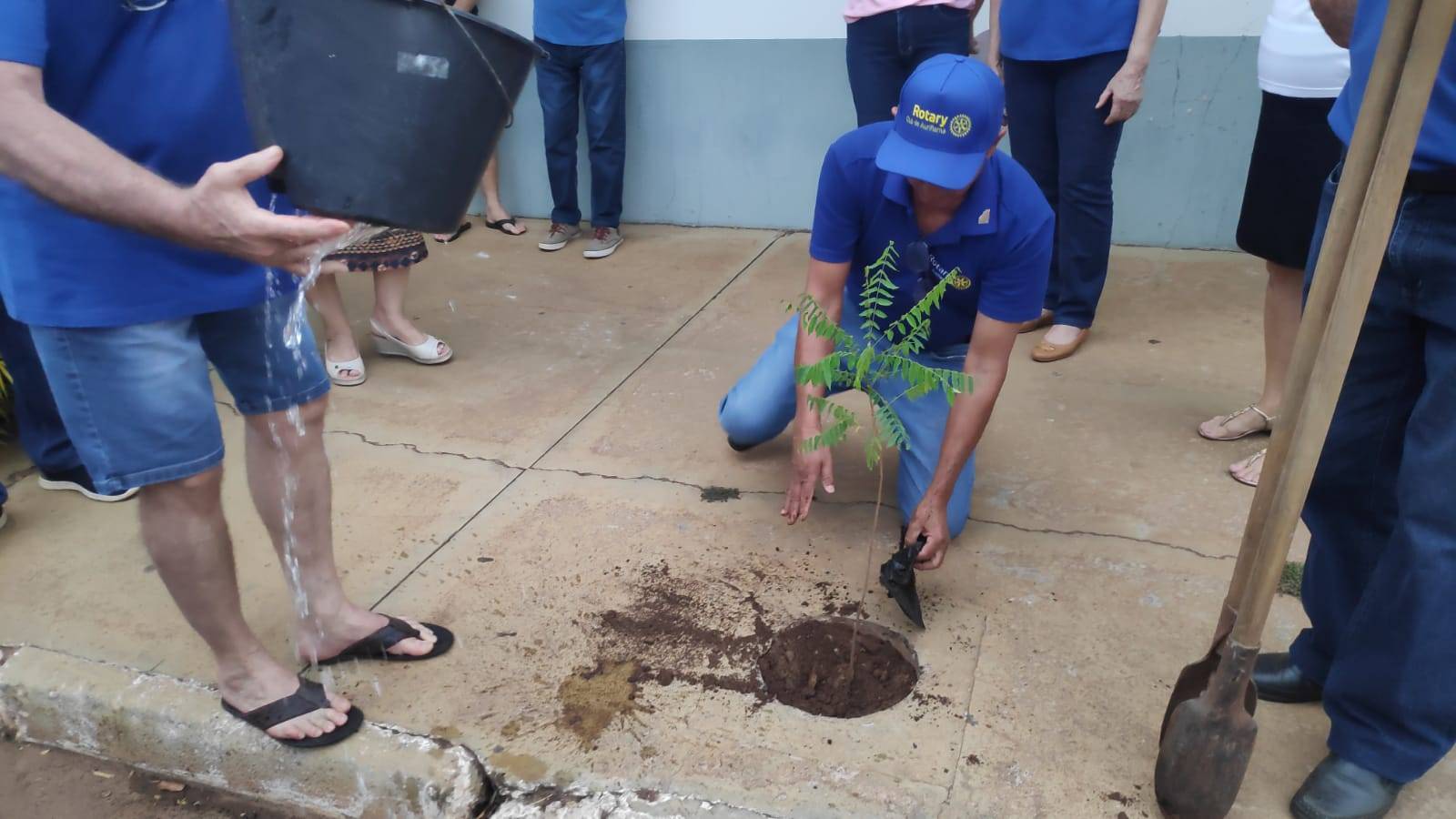 Casal Governador Eder Bocchini e Nelly Visitam Auriflama e Realizam Plantio de Árvore 