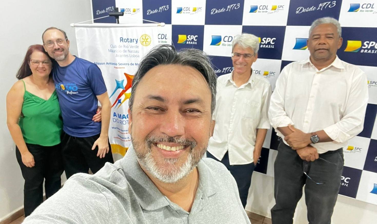 A reunião foi marcada por momentos de fraternidade e alegria - Presidente Alisson Moura, Denise Marcelane, Wander Iwata, Fábio Trancolin e Divino Ramos. 