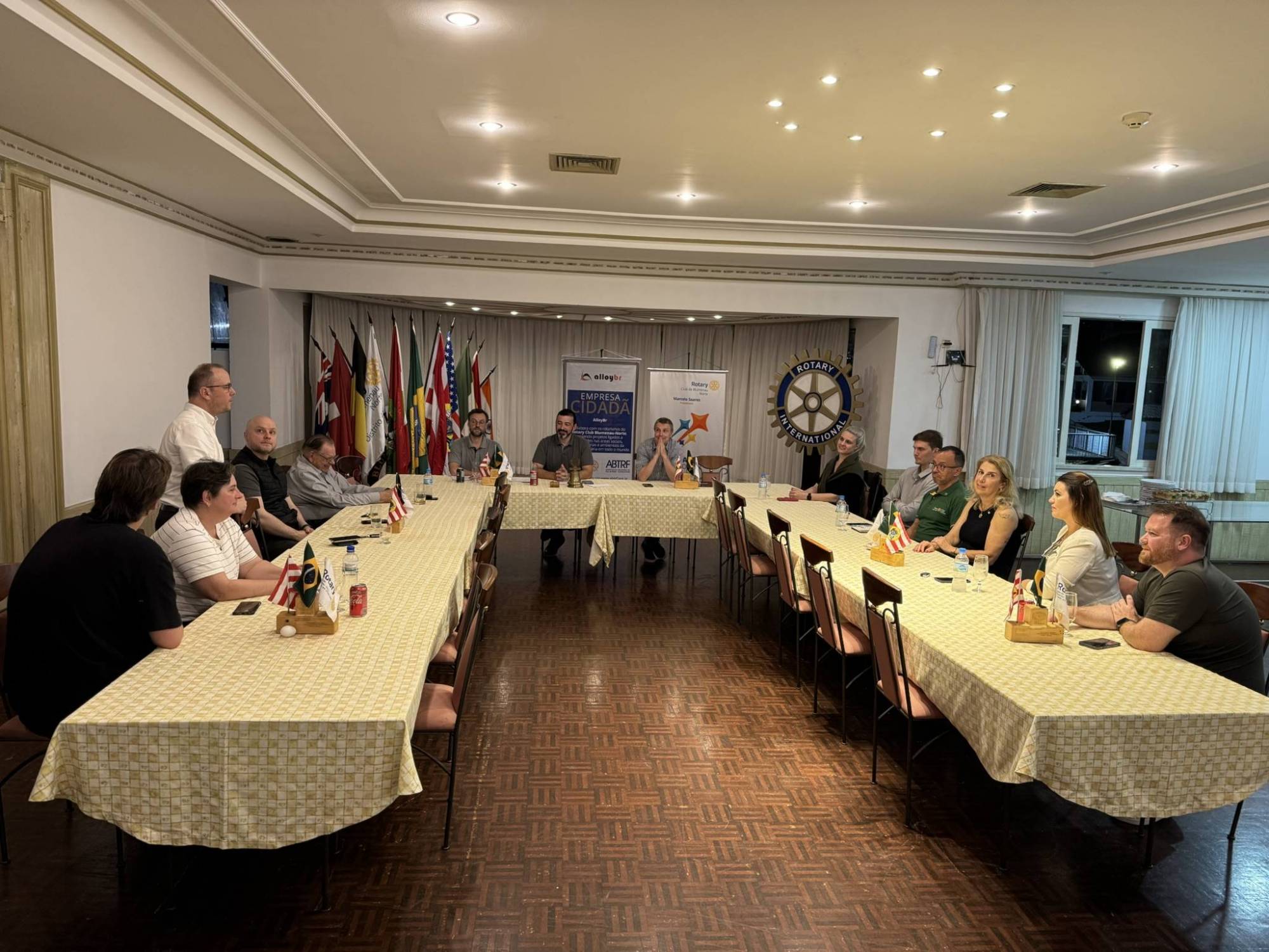 Da esquerda para direita, Cairo, Asta, Fernando, Maicon, Heimo, Carlos, Marcelo, Luiz, Fernanda, Marco, Lauro, Shirlei, Dgiovana e Charleton.