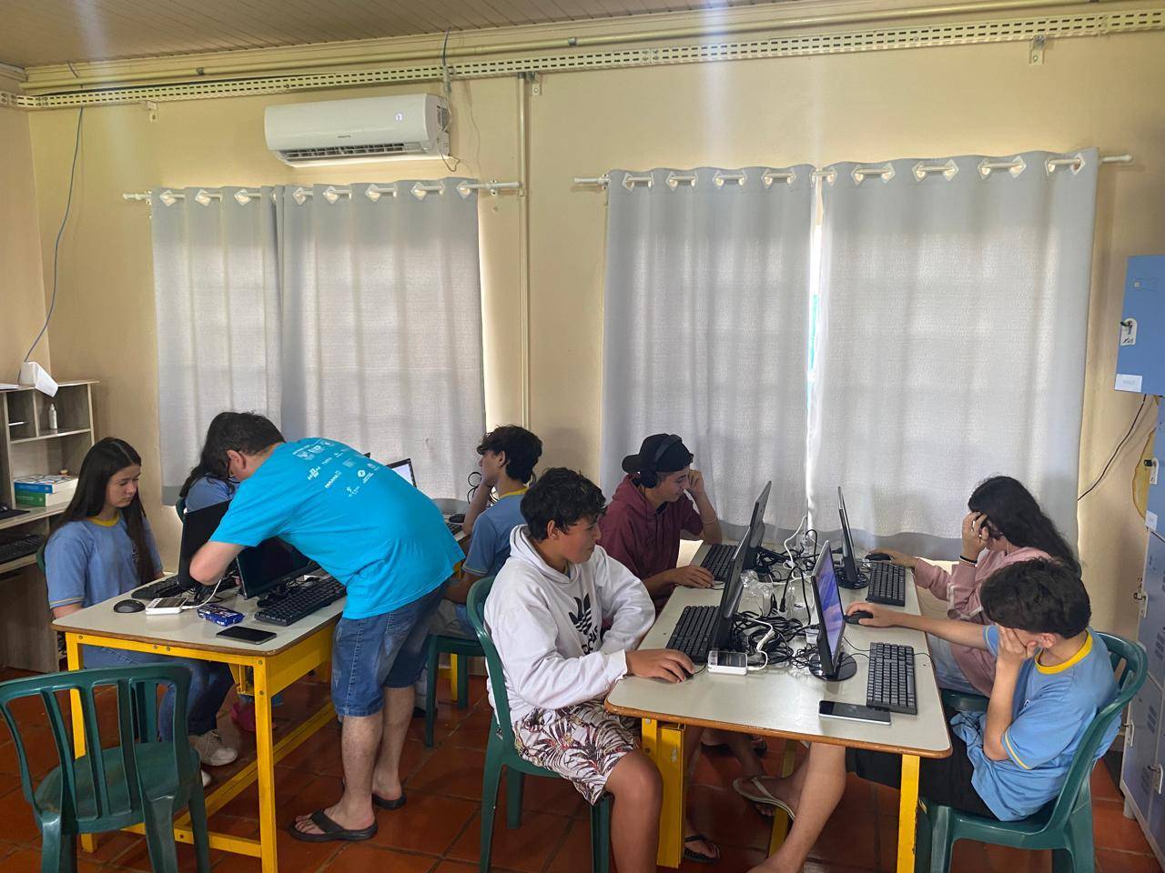 Alunos utilizando os computadores do projeto UTFPR/Rotary/magazine