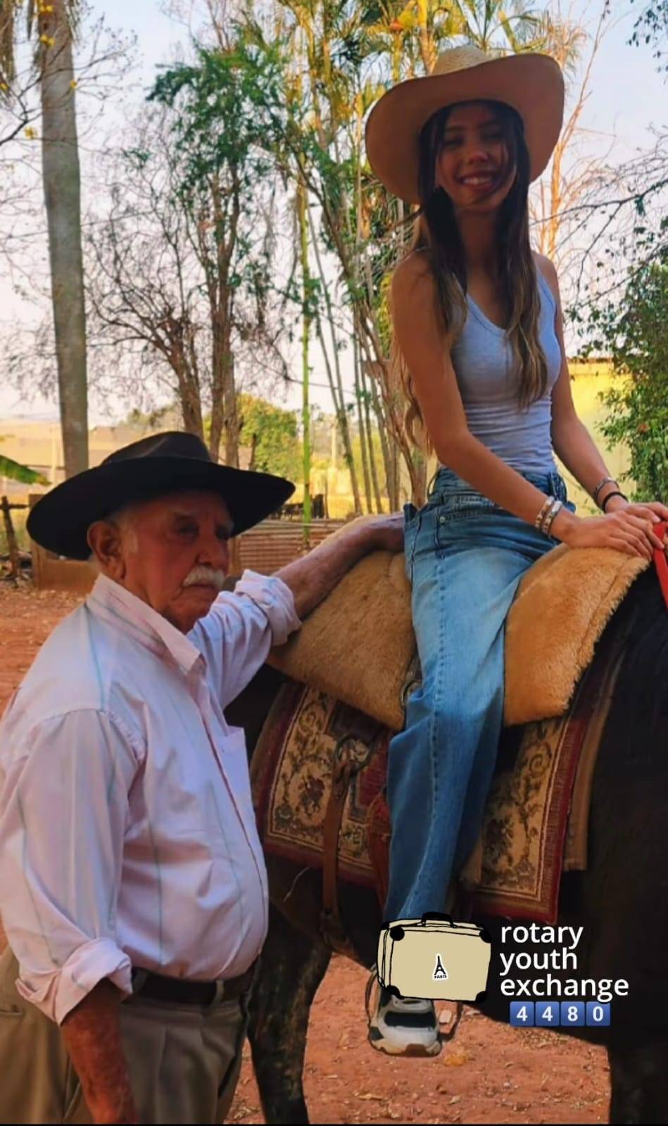 Intercambista Camila Registra Momentos com a sua Família Hospedeira em Ilha Solteira