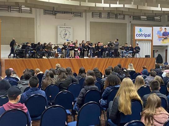 Vista Geral de uma Apresentação Musical e do público presente
