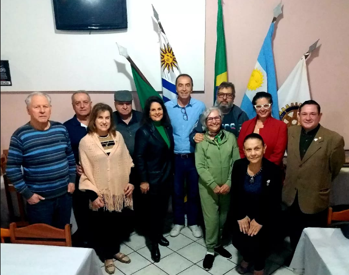OS VISITANTES JOÃO FRANCISCO ESTULA, ANA GARRIDO, LUCIANE BELTRAME, EDES CAVALHEIRO, CARLOS RENAN DO AMARAL NA REUNIÃO DO NOSSO CLUBE.