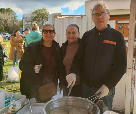 PAULO CHRISTO, SANTA CATARINA SAMPAIO DE CHRISTO e CLECI CHRISTO PARTICIPARAM DO ARRAIÁ COM BANCA DE PASTÉIS E BATATA FRITA. 