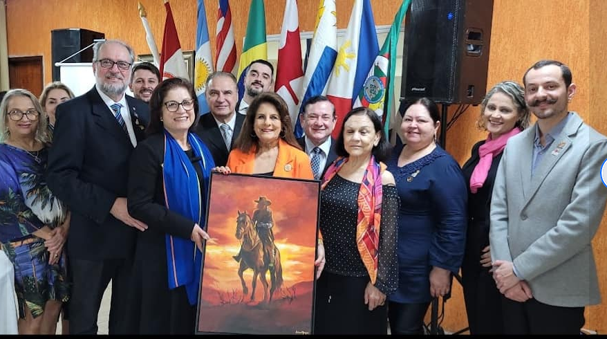 O QUADRO E OS COMPANHEIROS PRESIDENTES DOS CLUBES COM A GOVERNADORA E SEU ESPOSO.