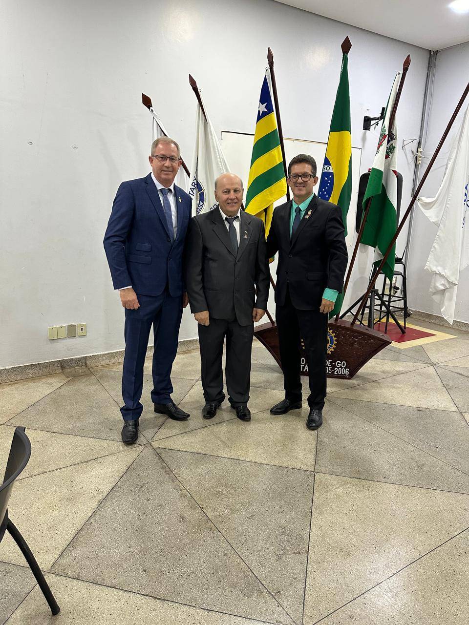 Enildo, Valdir e Rafael em foto de admissão de novo companheiro