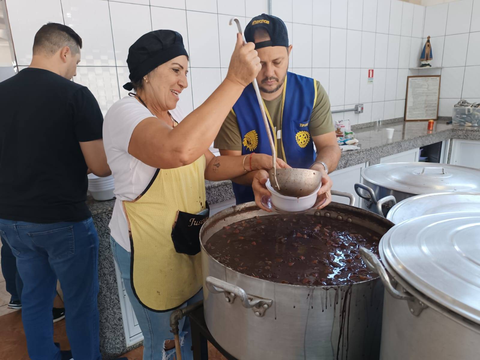 No dia 21/09 aconteceu a tradicional Feijoada do Rotary Club de Verê em parceria com a ACA. Mais de 300 porções foram vendidas e todo o lucro será em ações para a comunidade. Nosso agradecimento aos companheiros pela ajuda, às pessoas que realizaram várias doações, a ACA e a todos que adquiriram a porção.