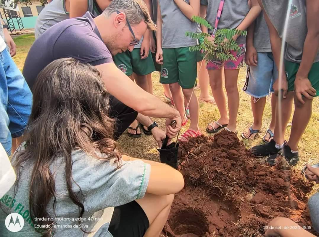 Rotary Club de Votuporanga - Novo Milênio Doa Muda de Árvore Para Escola CEM "Profª. Nilza Costa Rodrigues"