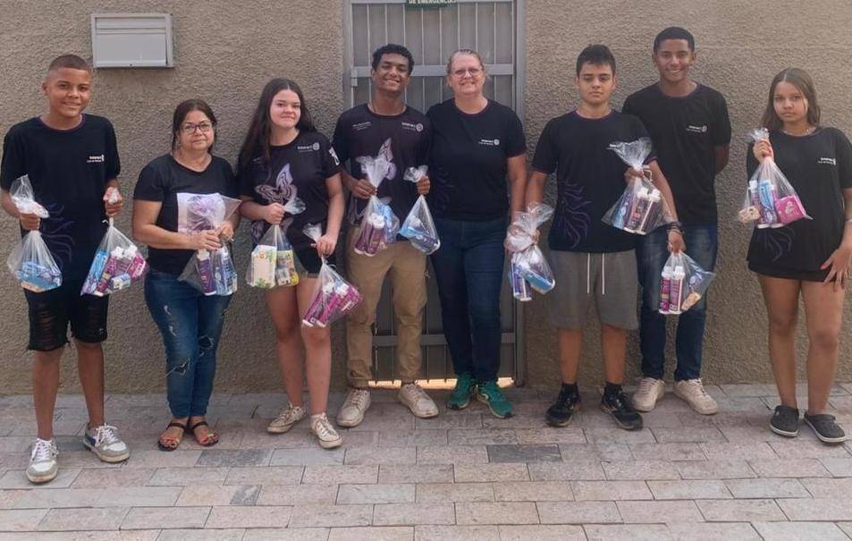 O Interact Club de Barretos realizou neste sábado, a entrega de kits de higiene para as crianças da Casa Kids de Barretos. Esse é mais um braço do projeto "Sorriso de Criança" dos nossos jovens, que entendem a importância de se fazerem presentes na vida das crianças e de ajudar de alguma forma a trazer mais alegria e conforto a cada um dos assistidos! Obrigada a Casa Kids por permitir que nossos jovens façam parte da vida de vocês!