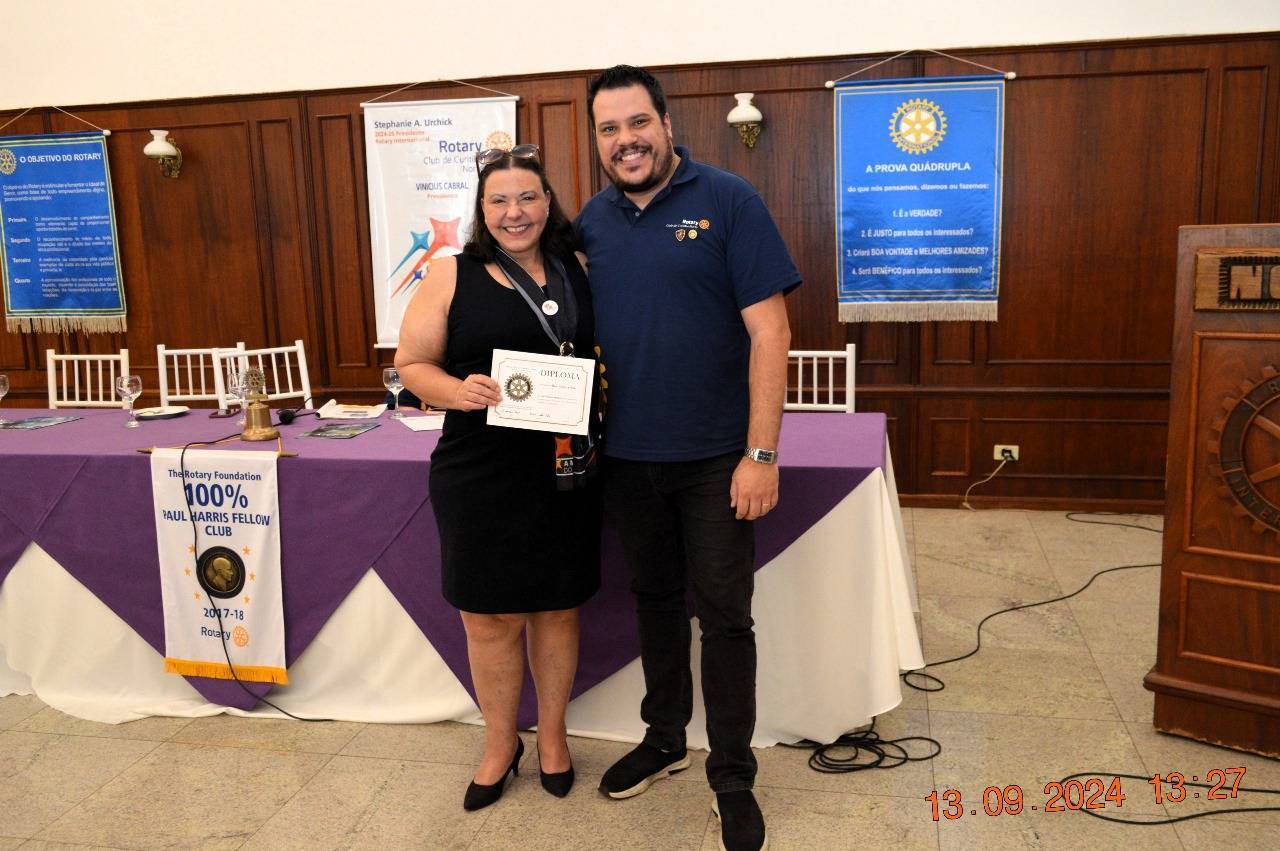 Comissão Distrital de Projetos Humanitários, a presidente Maria Luzita de Faria e o Presidente do Rotary Club Curitiba Norte Vinícius Cabral.