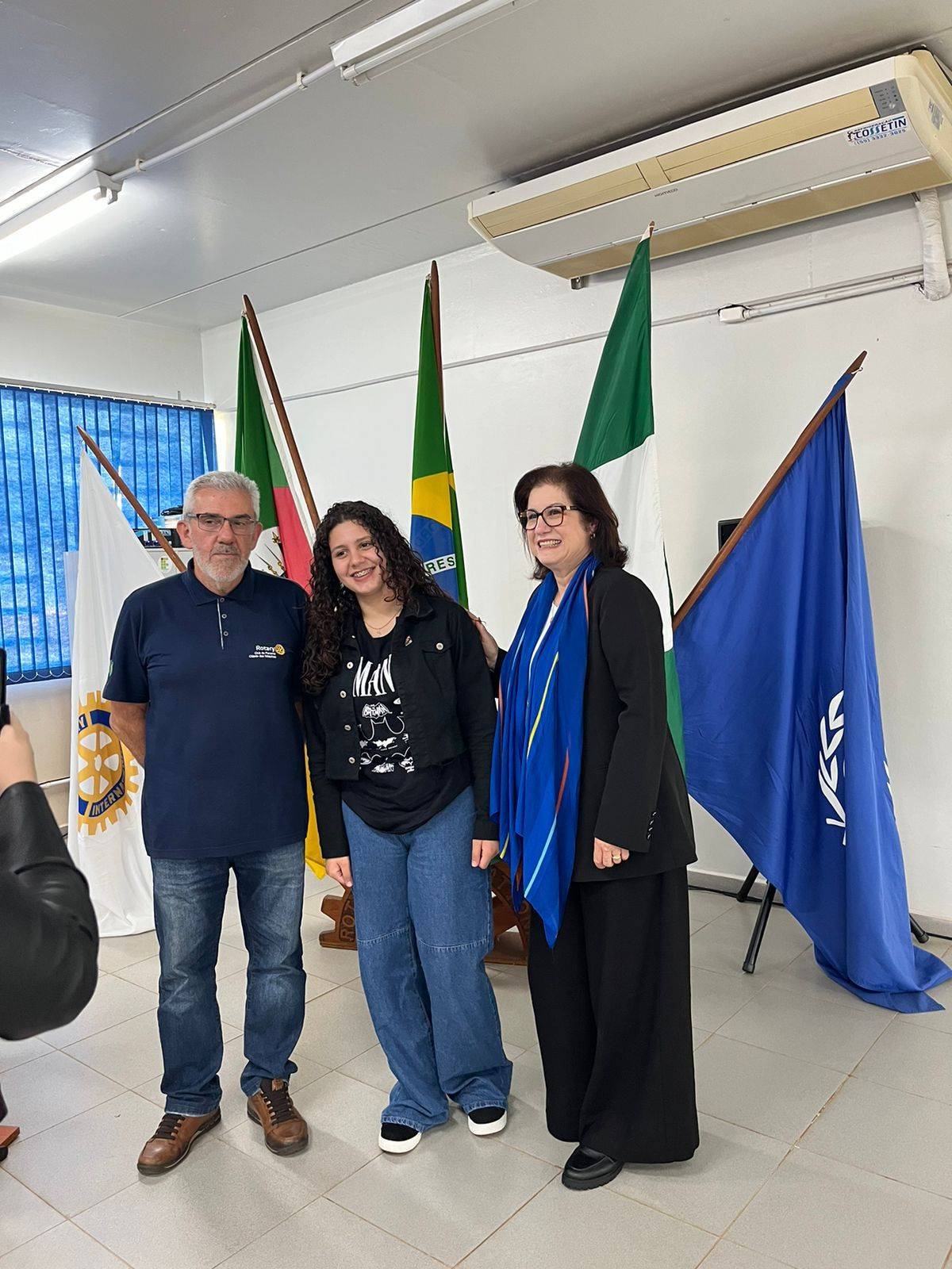 Isabelle com Chairman Edson Tussi e a Governadora do Distrito 4660 Geisa Viana