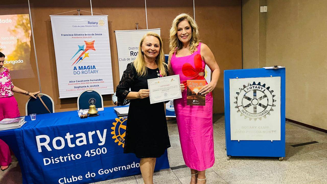 Companheira Adriana Mattioli lança livro no club