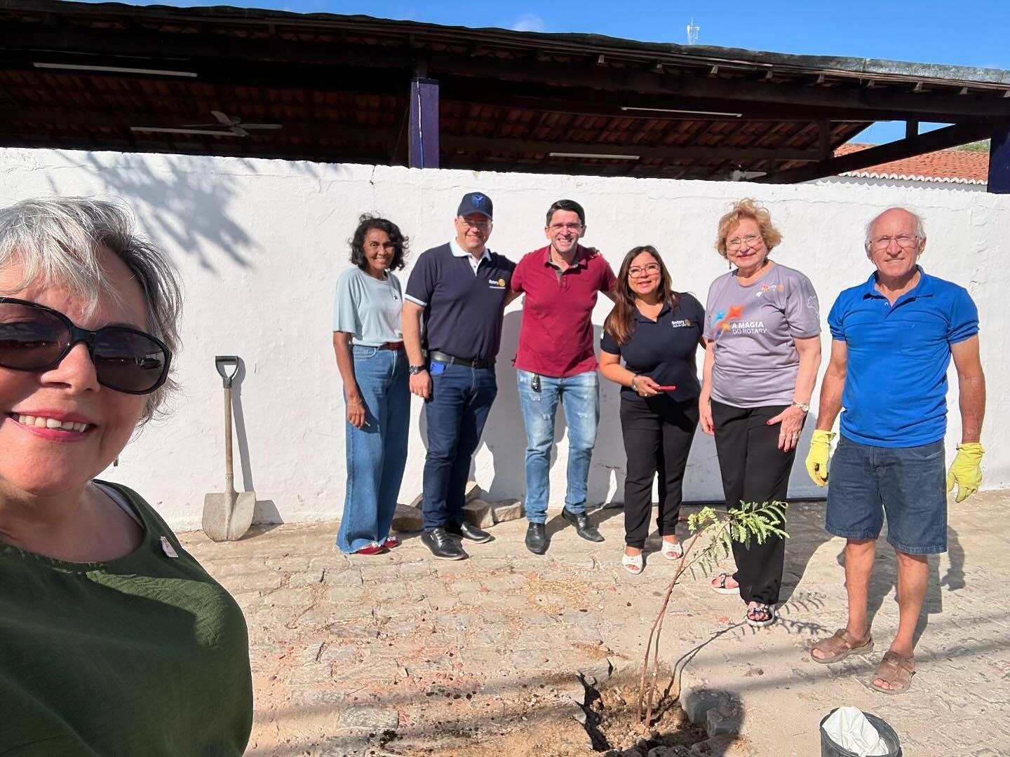 Plantando muda de tamarindo na Casa da Amizade em Caicó
