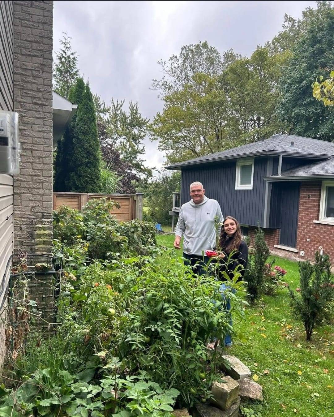 A Intercambista Maria Leonor Recebeu uma Flâmula do Clube Fonthill destinada para o Rotary Club de Santa Fé do Sul