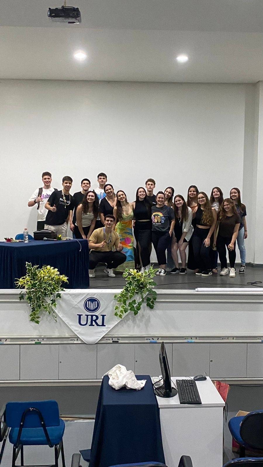 Interact Club de Frederico Westphalen realiza 1º Aulão Solidário. No dia 25 de setembro de 2024, o Interact Club de Frederico Westphalen promoveu o 1º Aulão Solidário, uma iniciativa voltada para auxiliar estudantes na preparação para o ENEM. O evento aconteceu das 19h às 22h e ofereceu aulas de redação e matemática, proporcionando uma excelente oportunidade de aprendizado.  Como ingresso, os participantes doaram alimentos não perecíveis. Graças à solidariedade de todos, arrecadamos mais de 90 kg de alimentos, que serão destinados a instituições de Frederico Westphalen. O aulão contou com a presença de aproximadamente 130 pessoas, que aproveitaram ao máximo essa oportunidade de preparação intensiva.  Gostaríamos de expressar nossa profunda gratidão à URI, que gentilmente cedeu o espaço para o evento, e às professoras do Ativamente Exatas e Salinha na Ponta da Língua, que ministraram aulas dinâmicas e repletas de conteúdos essenciais para o exame.  Além disso, houve um momento de descontração com o sorteio de brindes oferecidos pelo Ativamente Exatas, Salinha na Ponta da Língua e Dona Shoes Store, tornando o evento ainda mais especial.  Esperamos que todos os participantes tenham adquirido importantes conhecimentos para o ENEM.